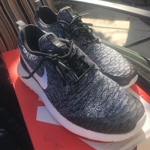 Nike women’s roshe one Flyknit running shoes